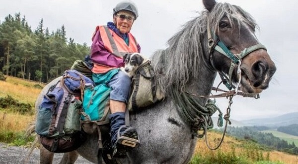 Une Femme De Ans Fait Sa Randonn E Annuelle De Km Avec Son Poney