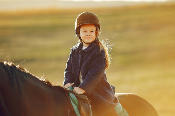 A quel âge les enfants doivent-ils commencer à faire de l'équitation ? petite fille sur un cheval