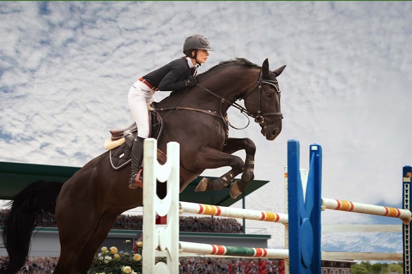 Equitation : 5 conseils pour bien sauter à cheval, jeune-fille-cavalier-championnat-de-cheval-