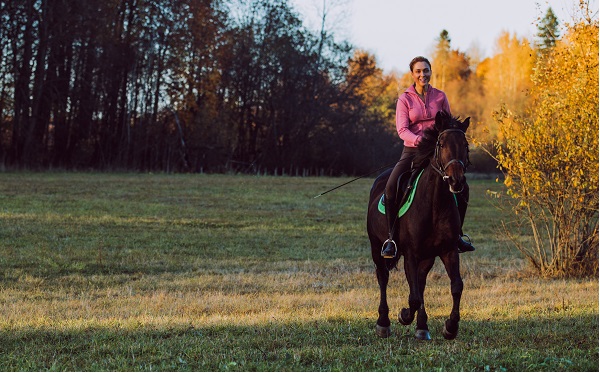 L'équitation fait perdre du poids, femme qui monte à cheval