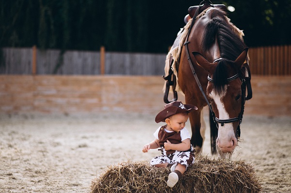  Quand vous pouvez reprendre l'équitation après l'accouchement ? petit-cowboy-assis-foin