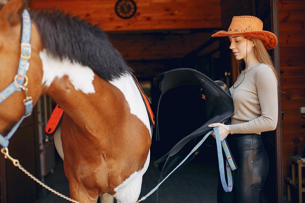 Comment entretenir son matériel de voyage en équitation?