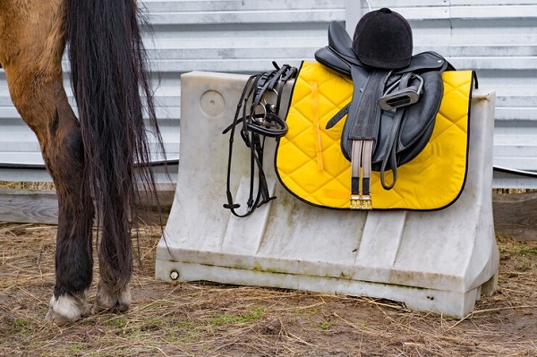 chaise-pour-monter-cheval-casque-protection-Comment assurer la sécurité de son équipement de protection en équitation?