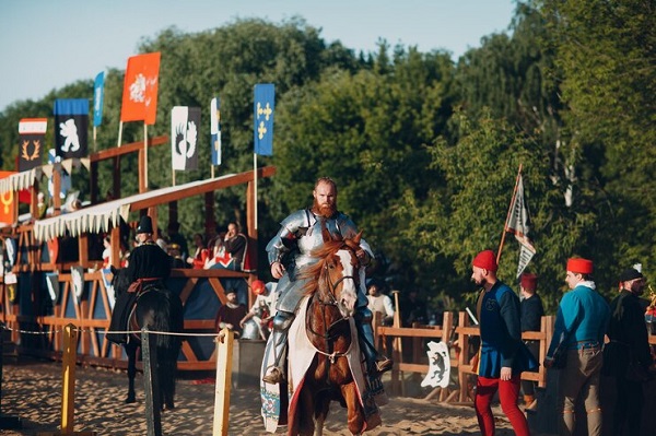 chevaliers-tournoi-festival-cheval-Comment s'informer sur les événements et les actualités de l'équitation?