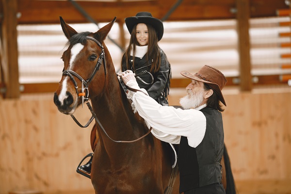 instructeur-enseigne-petite-fille ,Comment choisir un professeur d'équitation?