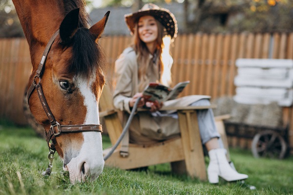 jeune-femme-heureuse-avec-cheval-ranch .Comment devenir propriétaire d'un cheval ou d'un poney?