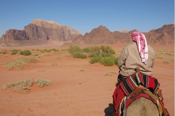 photo-d-un-homme-arabe-voyageant-à-cheval-dans-le-désert -Comment prévenir les problèmes de comportement lors d'un voyage équestre