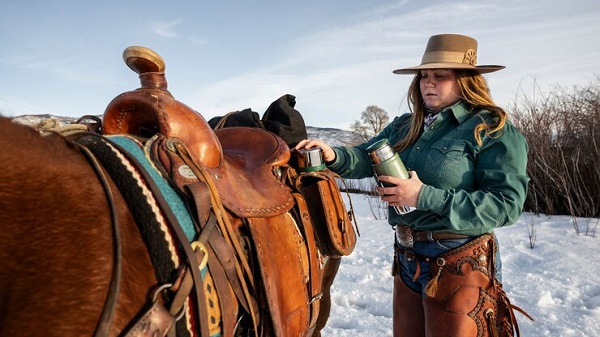 Comment choisir un matériel de voyage adapté à ses besoins en équitation?